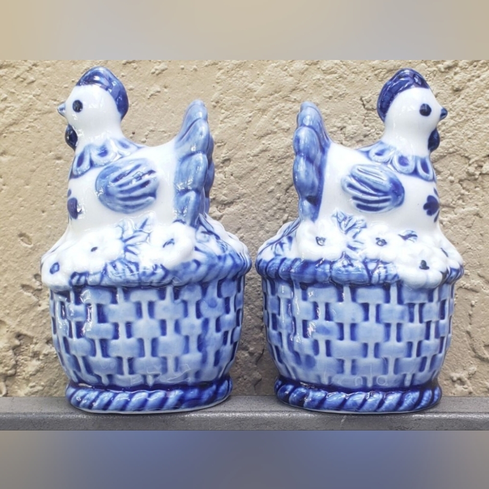 Vintage 3.5" Set of DelftBlue Hens Salt / Pepper.